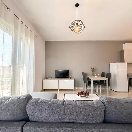Golem 595 * Golem (Tirana)